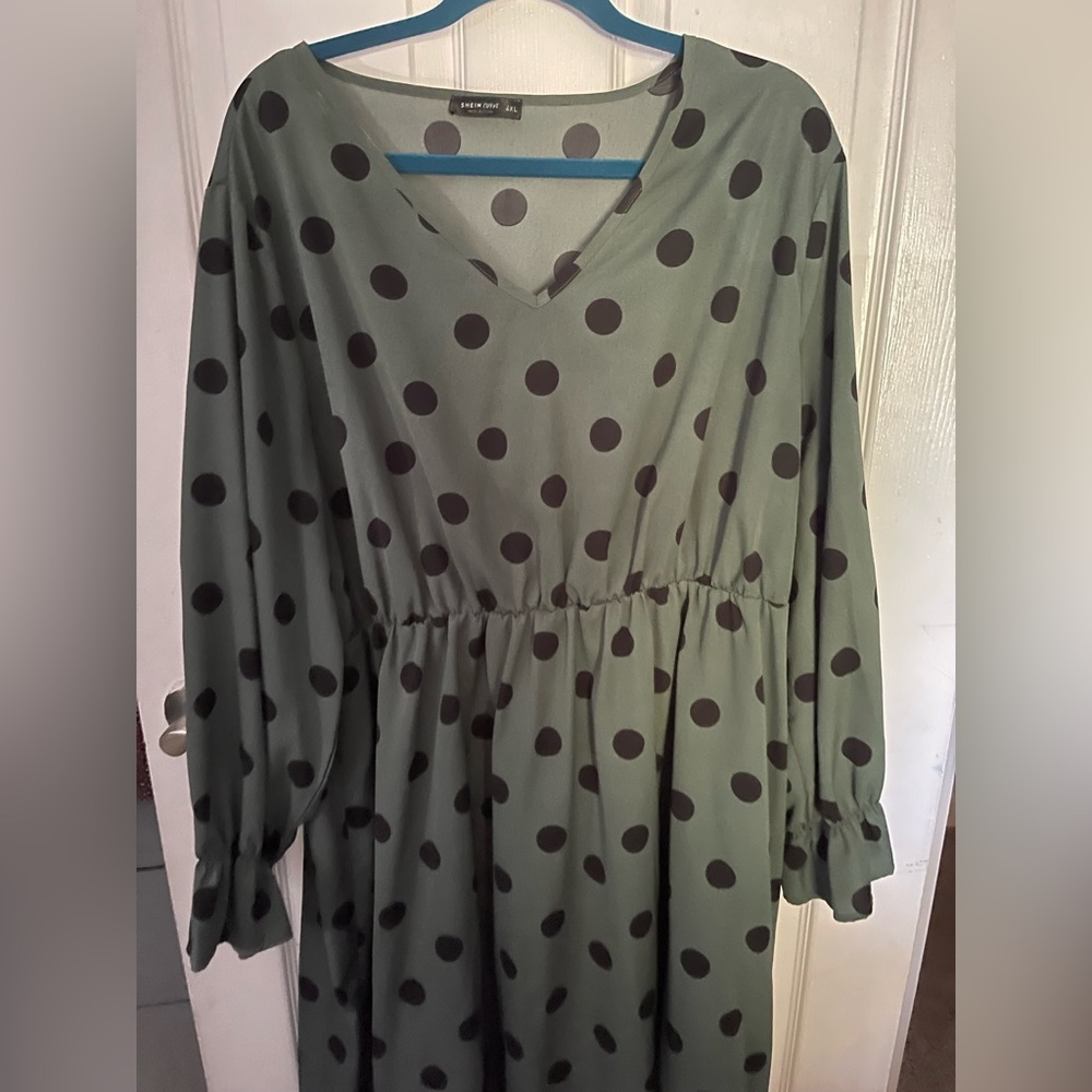 Cute Dress . Worn once. I’m 5”5 and it sits right above knees.